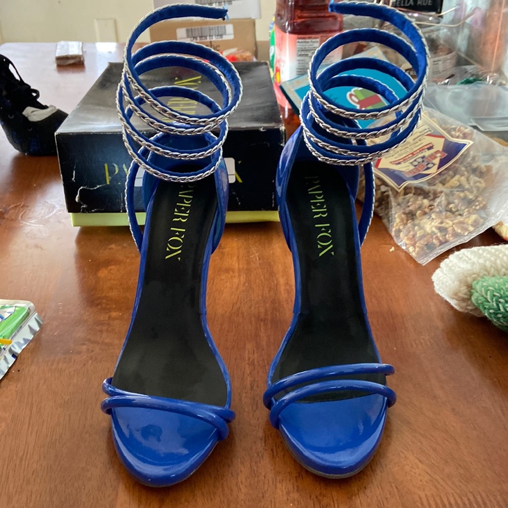 Blue with chain like design